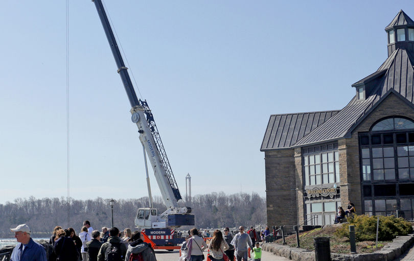 Modern Crane handles rock scaling operation along the Niagara Gorge