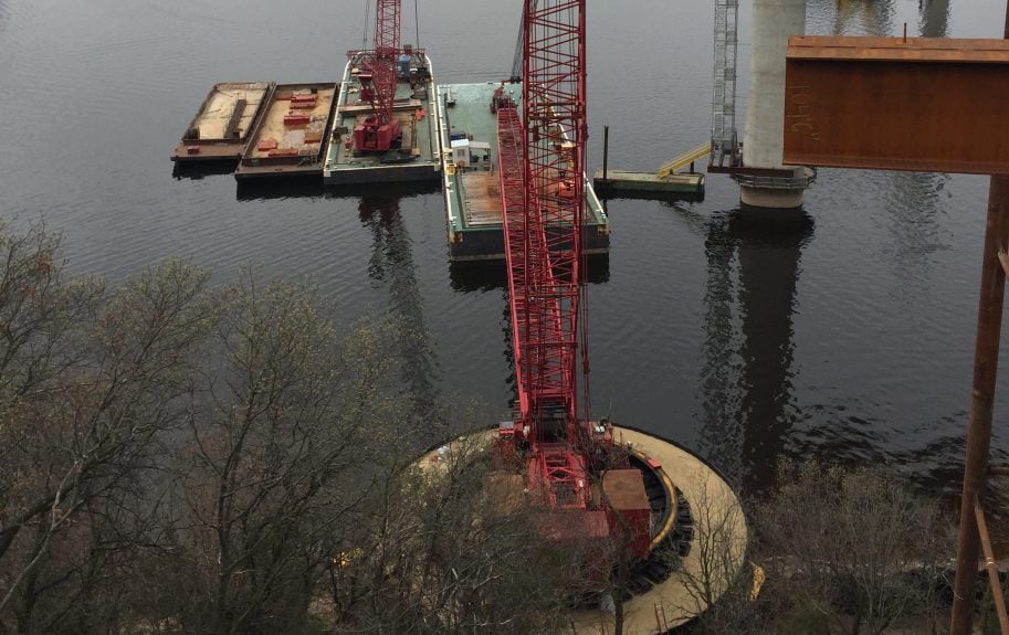 Manitowoc 888 ringer cranes will help build the St. Croix River bridge in Minnesota
