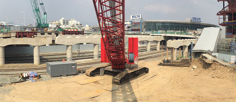 A Manitowoc MLC650 crawler crane handles congested spaces with ease in South Korea