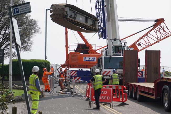 Pictures of an AGD Equipment 120-ton Crawler crane assembly for Clam ...