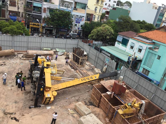 Hydraulic Truck Crane collapses in front of Ho Chi Minh City kindergarten