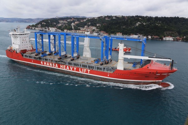 HANSA HEAVY LIFT uses flying deck to transport four giant cranes
