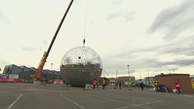 World’s largest glitterball suspended via All Terrain crane in world record attempt