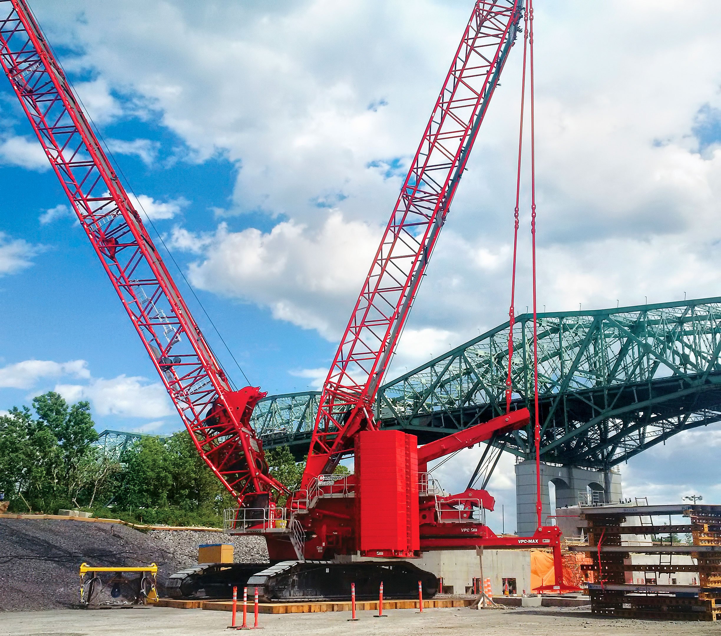 manitowoc-mlc650-crawler-crane-keeps-montreal-bridge-replacement-on