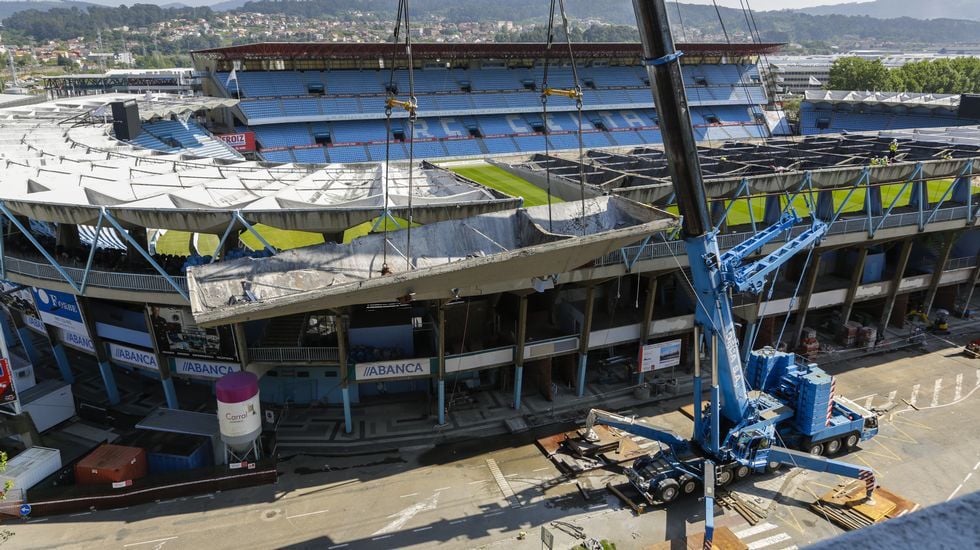 Gruas Deca S.A. 650-ton All Terrain working at the stadium of La Liga football club Celta Vigo.