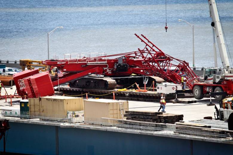 A Manitowoc 300t MLC300 crawler crane collapses onto NY Tappan Zee Bridge; 3 Drivers, 2 Workers Hurt