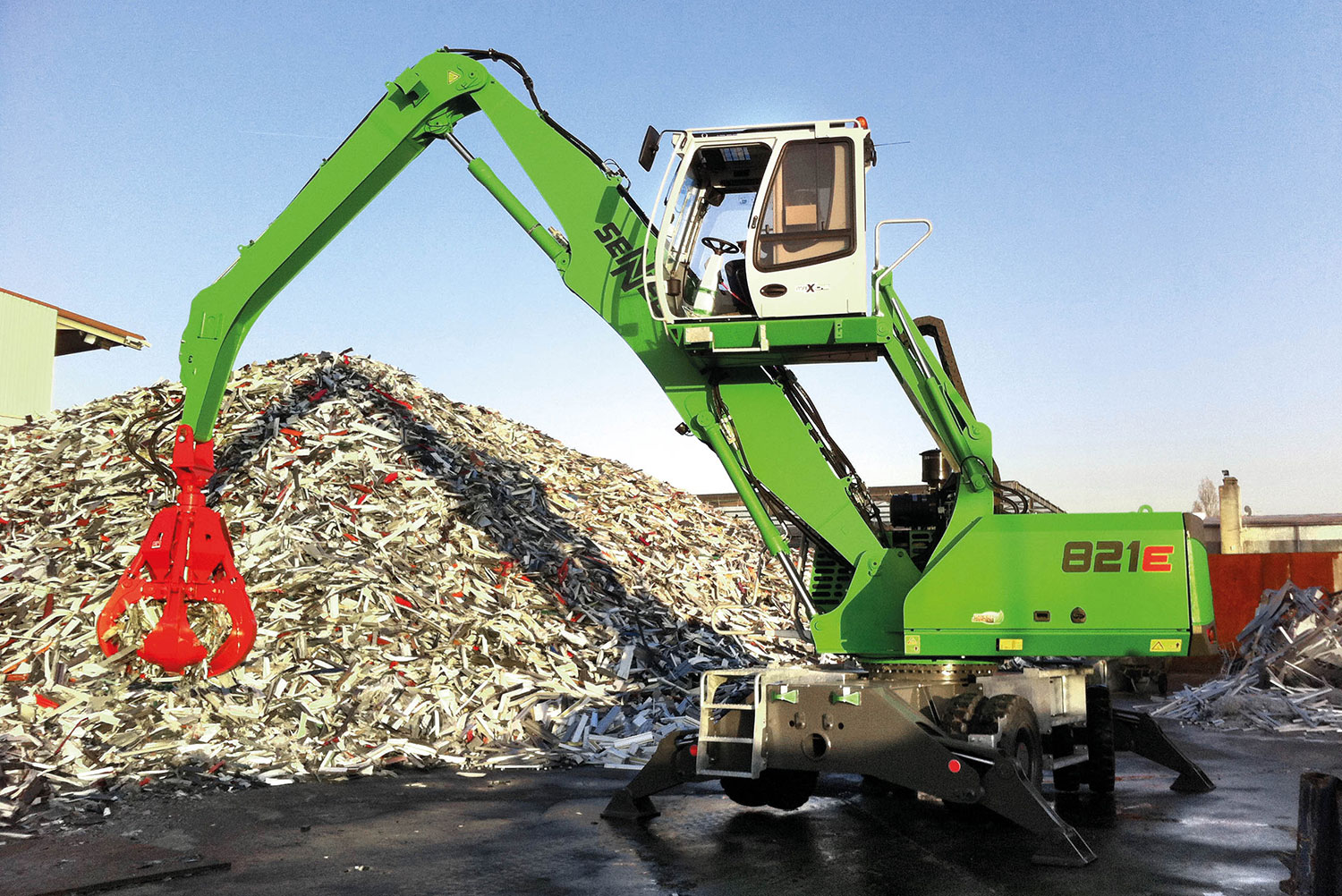 Electric Material Handler With Guaranteed Mobility A SENNEBOGEN 821 M With An Integrated