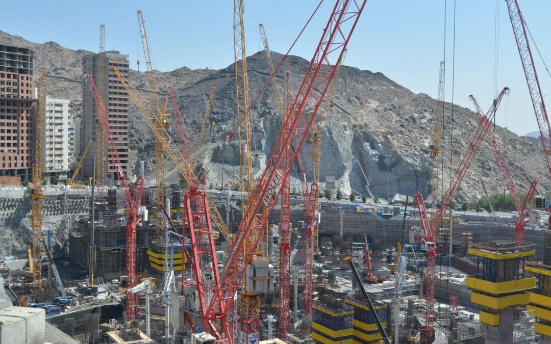 A new ISO standard has been developed to help tower cranes remain standing during earthquakes.