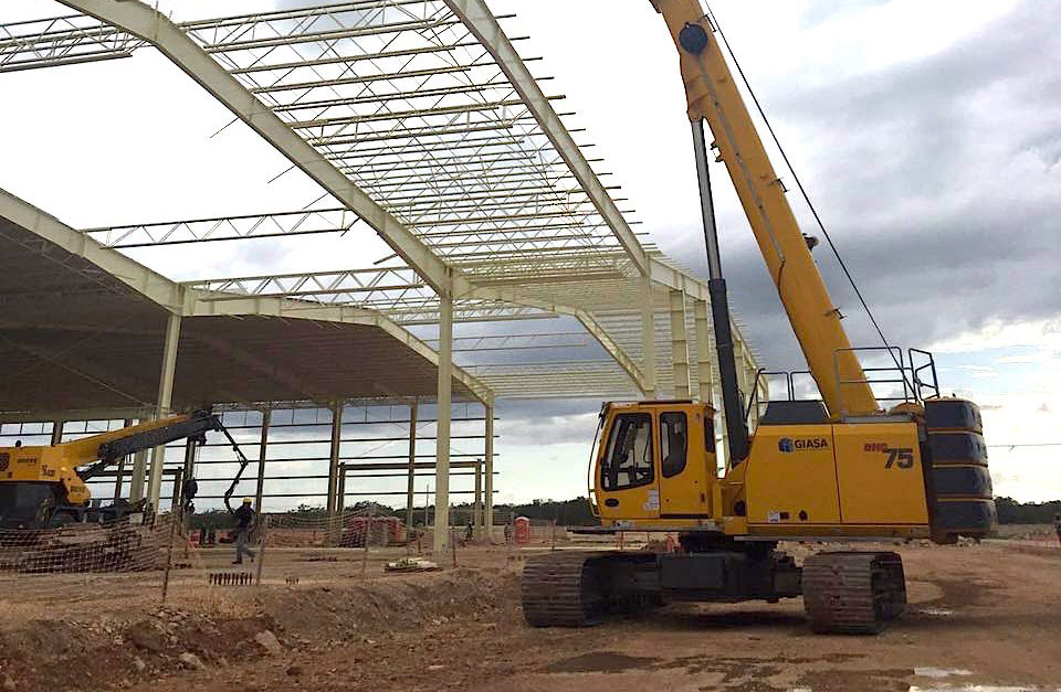 Grove GHC75 telescopic crawler crane gets to work building a brewery in Mexico
