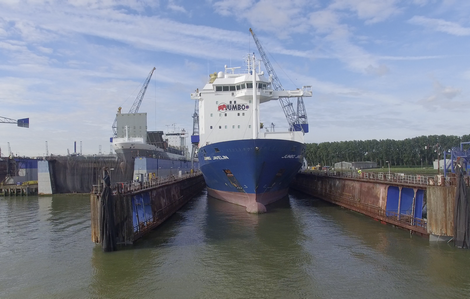 DP2-Heavy-Lift-Crane-Vessel-repair-at-Damen