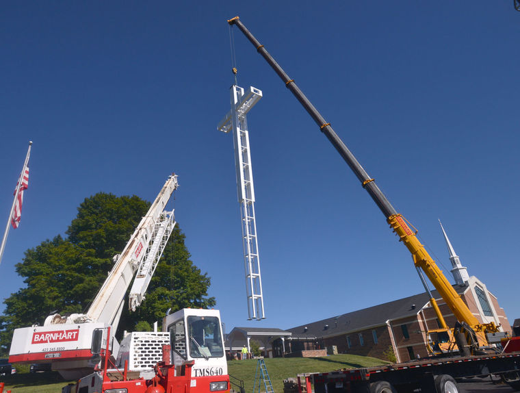 Barnhart Crane hoists 107-foot cross back into place in BRISTOL, Tenn