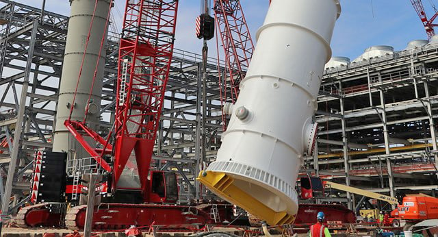 Mammoet heavy crawler cranes lift 295-ton Main Cryogenic Heat Exchanger