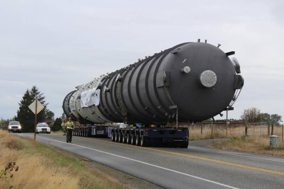 Last month, Bigge transported a 177′ long, 200 ton crude tower into a Phillips 66 refinery on Puget Sound, WA
