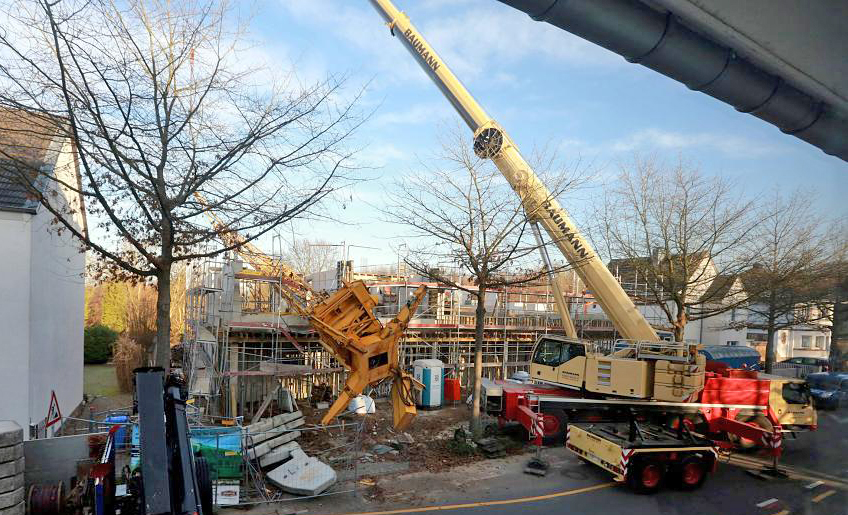 Viktor Baumann GmbH & Co. KG used an AT crane to remove a tower crane that tipped over in Germany