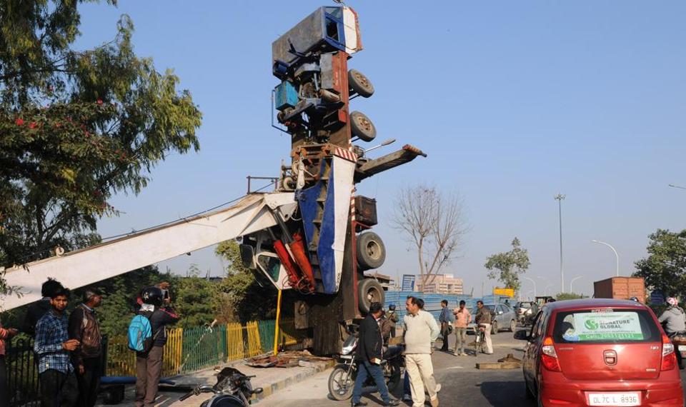 Mobile Telescopic Truck Crane tips over in India.