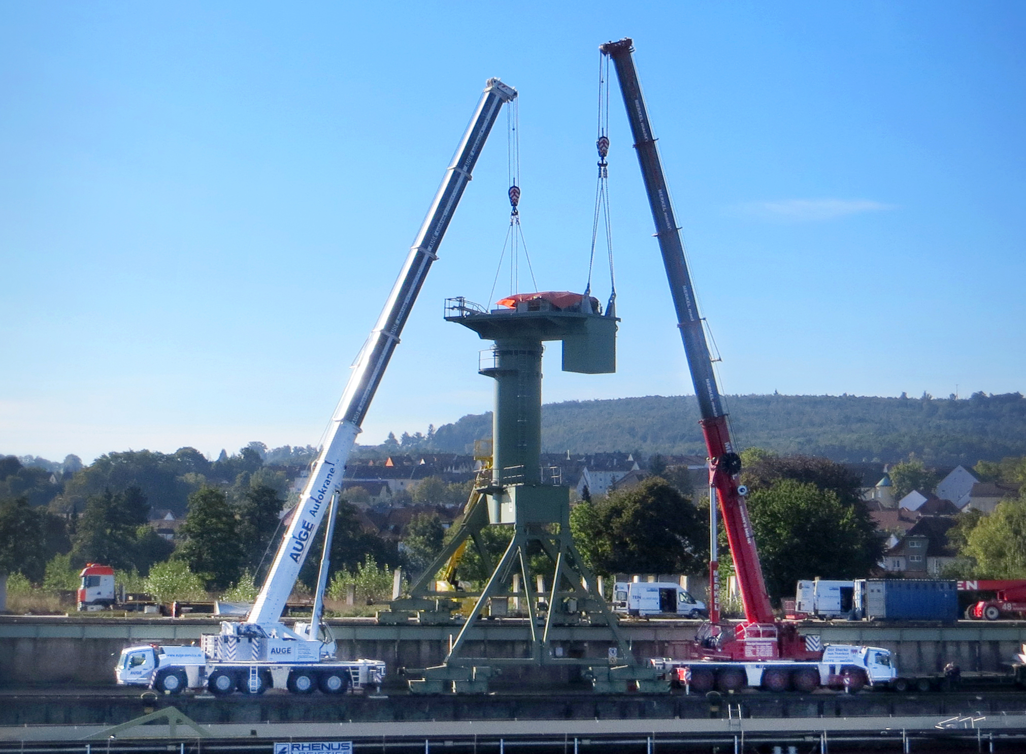 All Terrain Grove GMK5250L's complete tandem lift in tight quarters