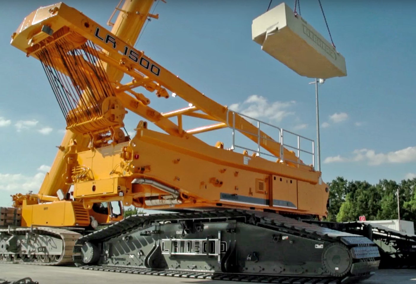 Official Liebherr LR 1500 crawler crane set up and configuration video ...