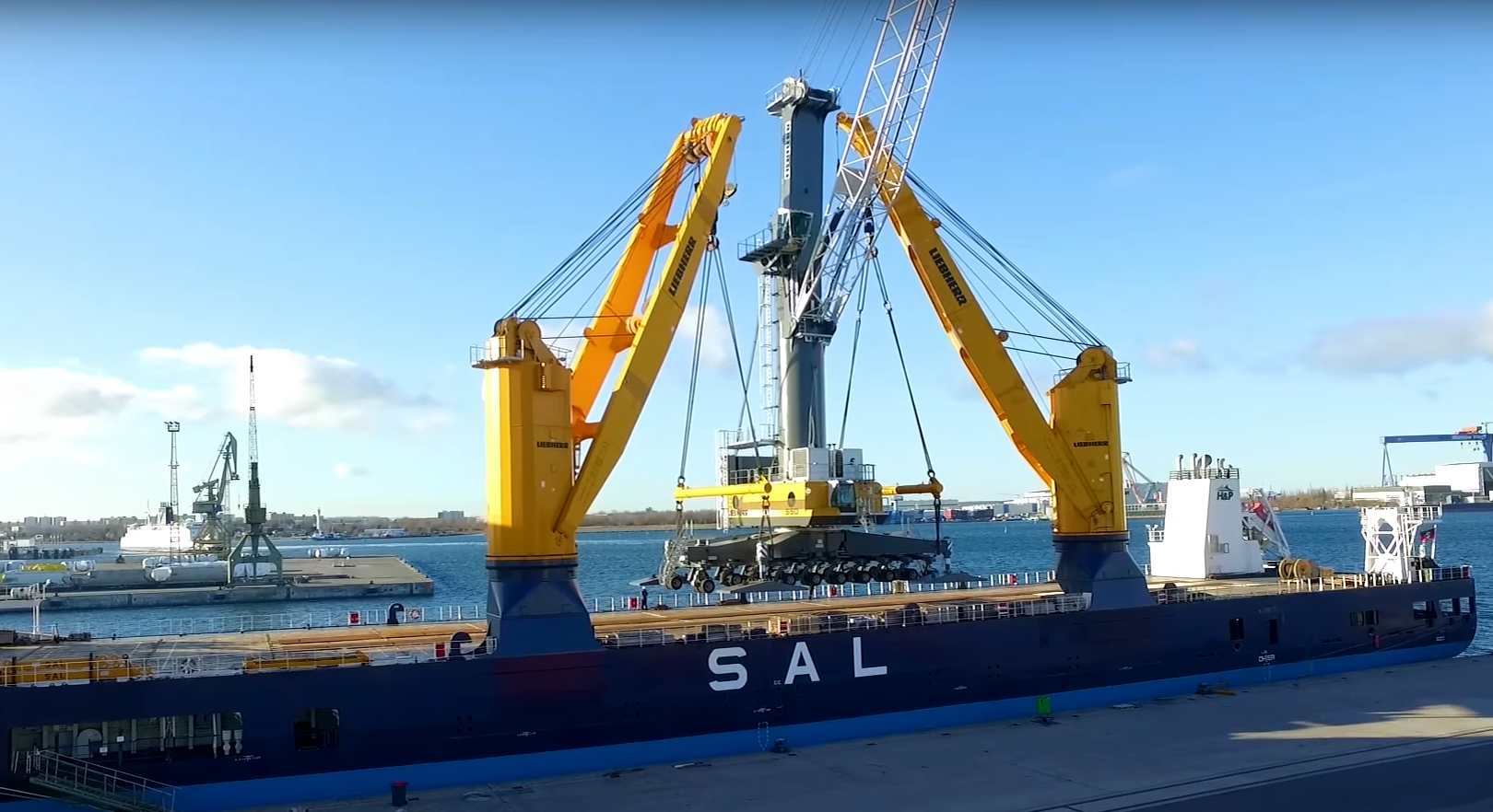 портовый кран. юдин корабль. Heavy lift vessel offshore.
