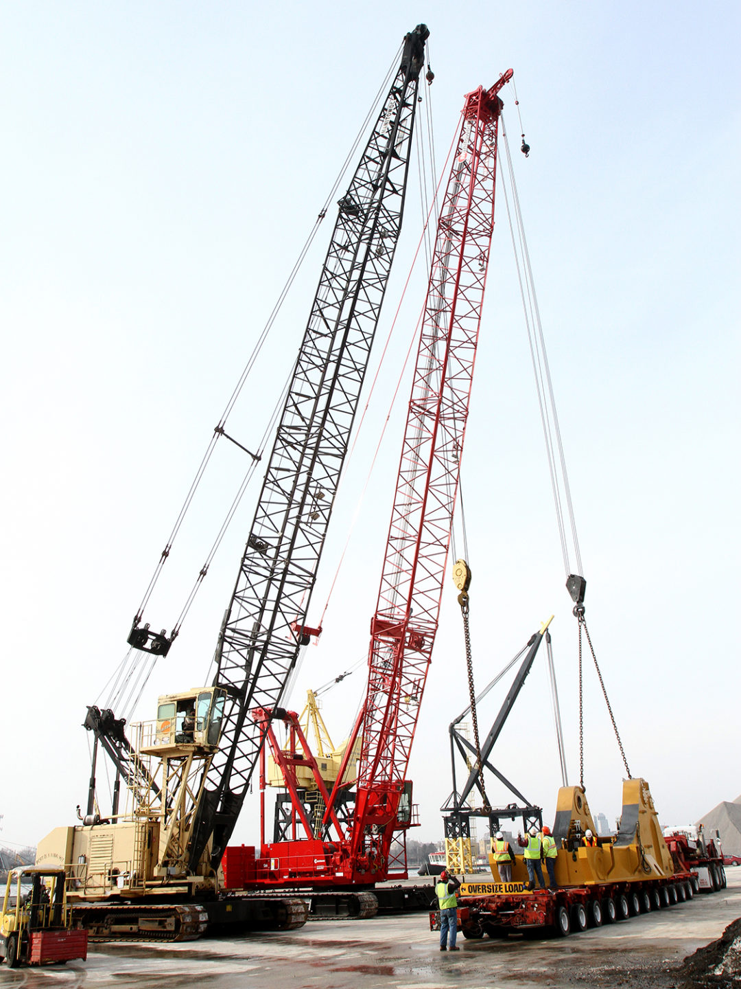 New Manitowoc 2250 300-ton crawler crane makes first heavy lift at Port ...