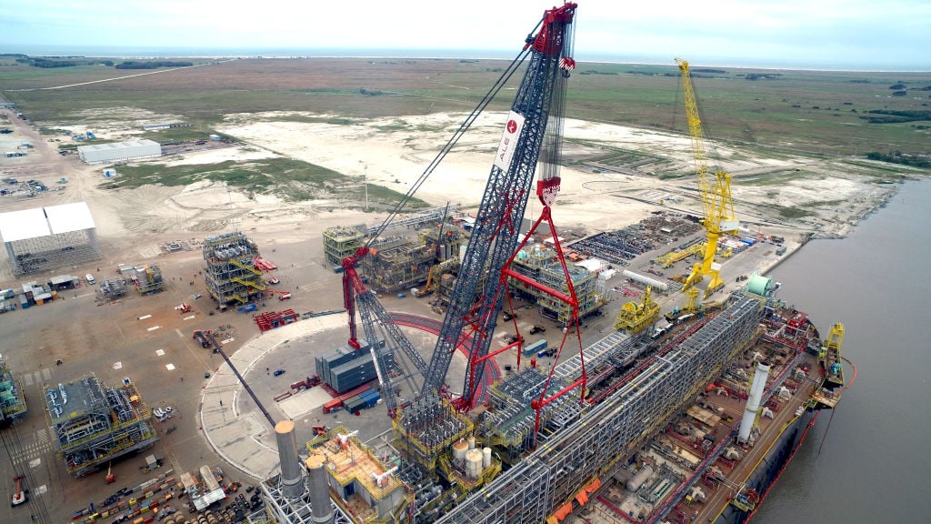 In Brazil, ALE uses the AL.SK350 crane to set the world record for heaviest land based lift ever made