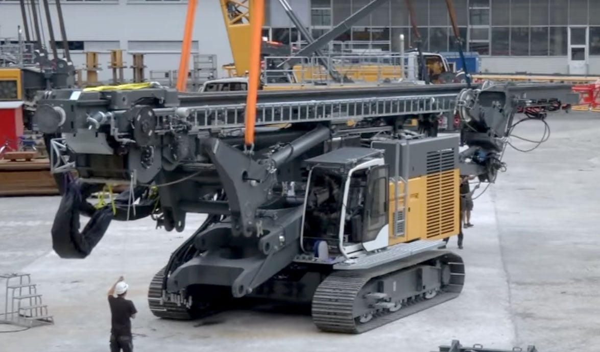 Watch as a LRB 355 piling and drilling rig is disassembled on the ...