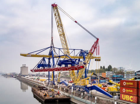 A Terex Superlift 3800 lattice boom crawler crane loads massive crane girders