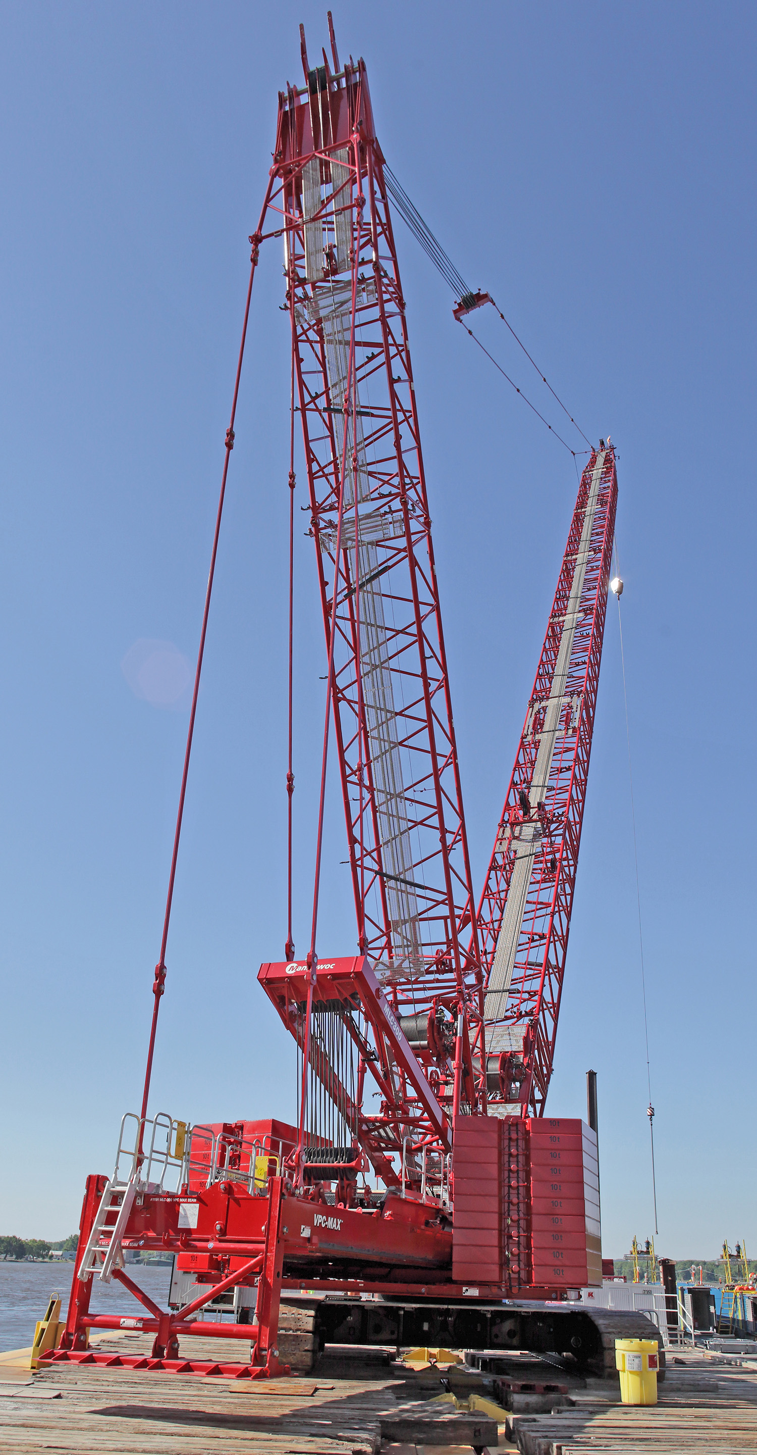 When the Manitowoc MLC300 crawler crane debuted with Variable Position Counterweight (VPC) and VPC-MAX heavy lift attachment, one of its unique selling points was the crane’s barge-lifting capabilities. The reduced footprint and floating counterweight meant that it would be much more efficient for lifters to barge-mount a crawler crane. Contracting teams could erect the crane onto smaller water-based barges because the machine automatically adjusts its center of gravity for each lift.