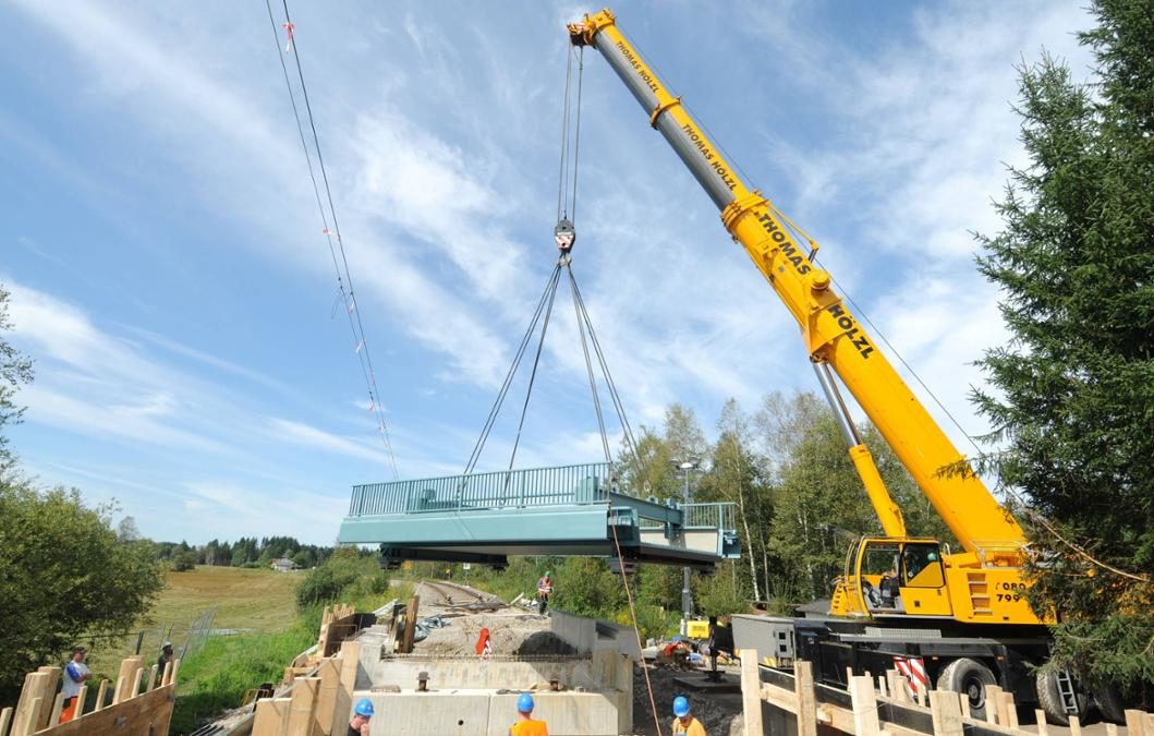 In Germany Thomas Holzl uses a Liebherr LTM 1200-5.1 to set a new railway bridge