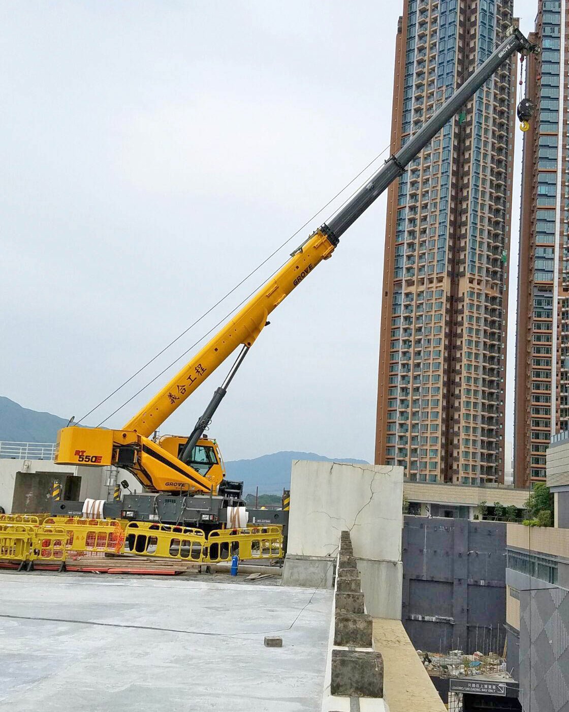 The Yuen Long MTR station in Hong Kong is undergoing a series of improvements which include upgrading vehicular access to the site. On the job is a Grove RT550E rough-terrain crane, which Yee Hop Engineering Co. Ltd., has positioned on the station roof to hoist up construction materials including steel bars and cement, with loads weighing up to 14 t.