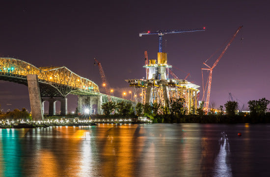 A Linden Comansa 21 LC 550 flat top tower crane is building the New Champlain Bridge, Canada’s busiest