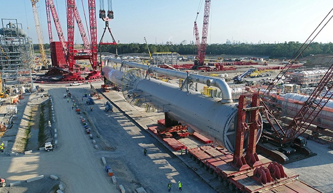 Mammoet’s PTC-200-DS ringer crane lifted a 350′ wash tower at Lotte Chemical’s Ethylene Glycol project in Louisiana, USA.
