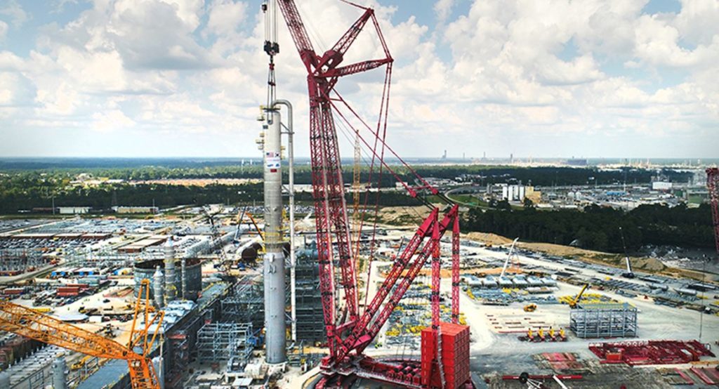 Mammoet's PTC200DS ringer crane lifted a 350' wash tower at Lotte