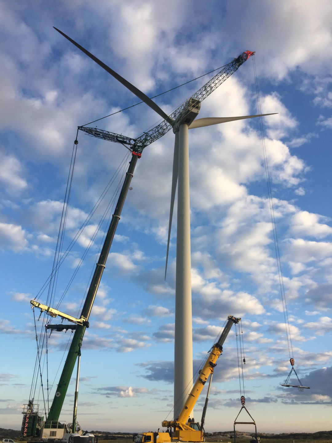 Grove GMK6400 All Terrain Crane with MegaWing Lift attachment handles wind farm in Tasmania
