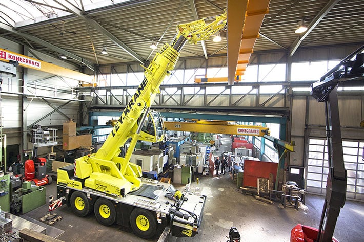 A Ley Krane owned Liehberr LTC 1050-3.1 installs gantry crane is tight quarters