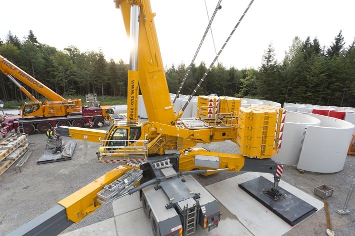 The maximum support base of 13x13 metres provides the LTM 11200-9.1 with the stability it needs. In the background you can see an LTM 1130-5.1 acting as an auxiliary crane.
