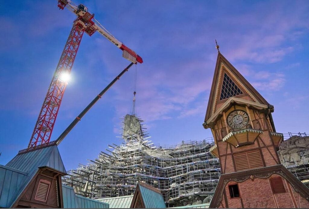 All Terrain Crane and Flat Top Tower Crane lifting at Disney Paris